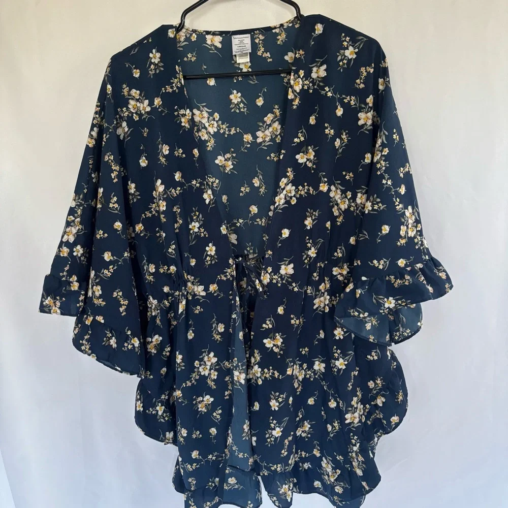 Tru navy blue floral print kimono wrap featuring a tie front and ruffled edges. - Picture 2 of 7